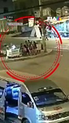 VIDEO: Retroexcavadora fuera de control destruye todo a su paso y causa pánico