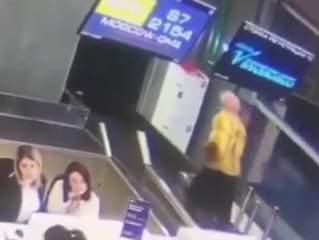 Frau hält Gepäckband für Rolltreppe und fährt mit