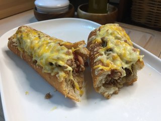 Paninis de carne picada, beicon y queso