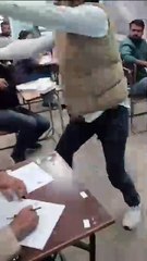 मोबाइल से नकल करते छात्र से फोन मांगा तो टीचर को मारा मुक्का, गलियां निकाली