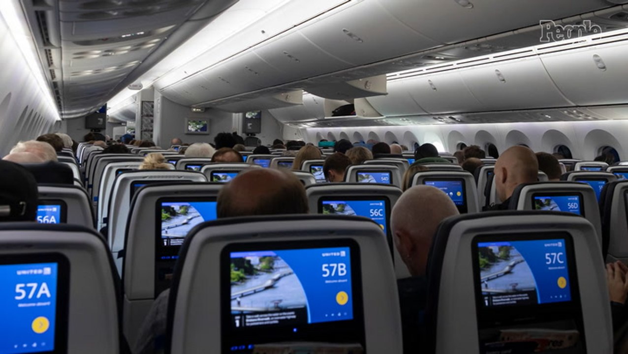 Passenger Asks Solo Traveler to Switch to Middle Seat So She Can Sit with Her Husband — Then 'Scoffs Aggressively' When She Declines