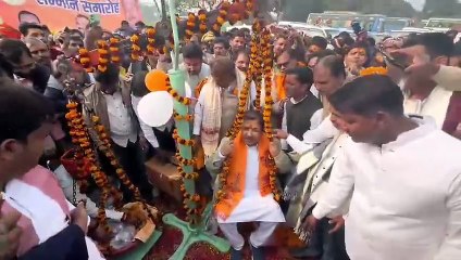 पहले तिलकुट मिठाई फिर 89 किलो सिक्को से तौले गए भाजपा के प्रदेश अध्यक्ष,बोलें राजनीति में ज्यादा धन के पीछे न भागिए