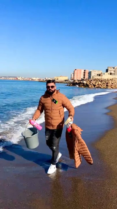 Il n’en a pas fini ! Dadi Prix Choc alias Vista Imperméable n’en fini pas de casser les réseaux et pourrait même conquérir l’Europe !