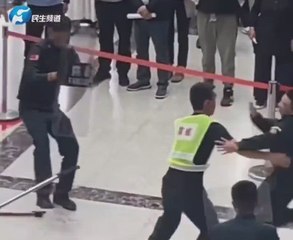 La acrobática llave con la que un policía chino noquea a un hombre