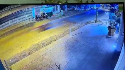 Imágenes Fuertes: Motociclista falleció al chocar de frente contra un autobús