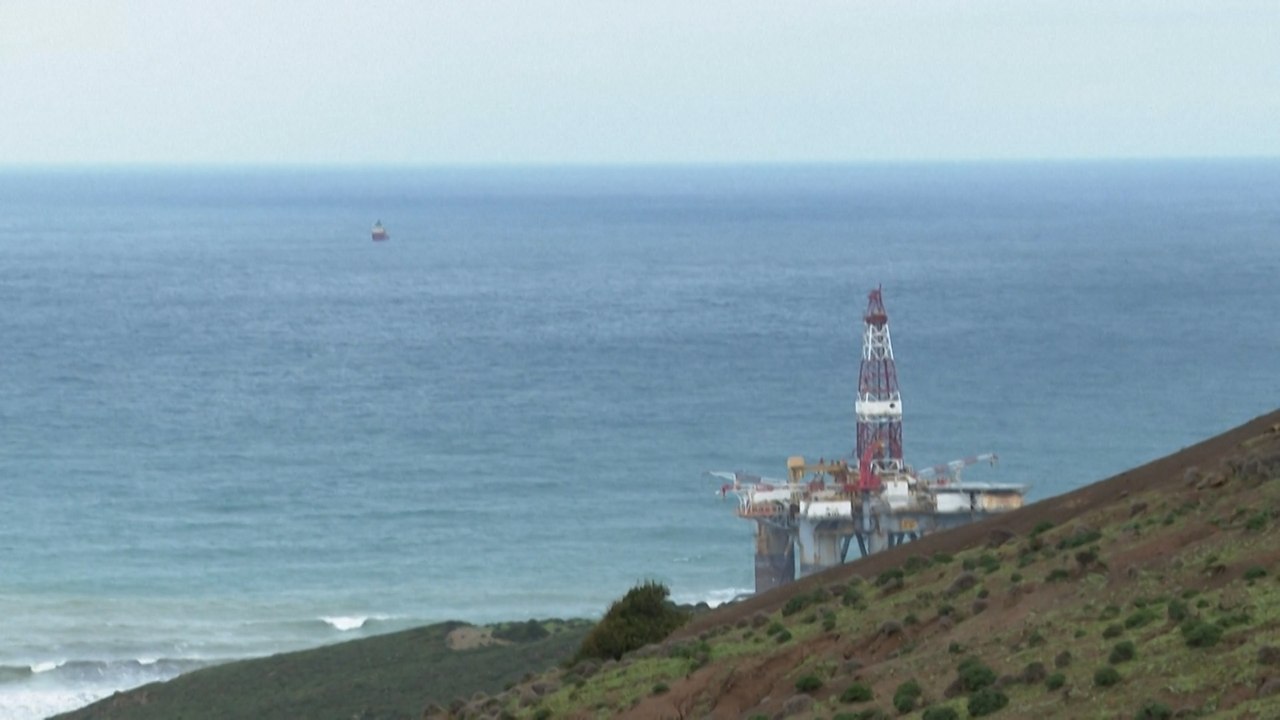 À cause du mauvais temps, cette plate-forme pétrolière s'est échouée sur une plage en Tunisie