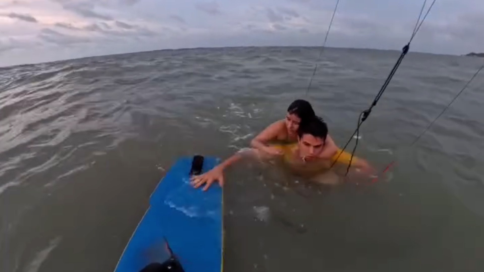 El kitesurfista ol�mpico Bruno Lobo captura en v�deo el momento en el que rescata a una mujer que parec�a estar en peligro de ahogarse en el mar frente a la costa de S�o Lu�s, en Brasil.
Lobo, quien se encontraba probando una nueva c�mara mientras practicaba, reaccion� de inmediato al escuchar los gritos de auxilio. El deportista, que tambi�n es m�dico ortop�dico, ayud� a la mujer a subir a su espalda y utiliz� su cometa para trasladarla de manera segura hasta la orilla.
Una vez en la playa, la mujer, que aparentemente estaba acompa�ada de amigos, logr� salir caminando por su propio pie. "Solo cumpl� con mi deber", expres� Lobo en un v�deo compartido en Instagram, donde a�adi� sentirse "en el lugar adecuado en el momento adecuado".
El atleta aprovech� la ocasi�n para lanzar un mensaje de concienciaci�n en redes sociales, advirtiendo sobre los peligros del mar. "La marea puede arrastrarte mar adentro. Es realmente muy peligroso", se�al�.