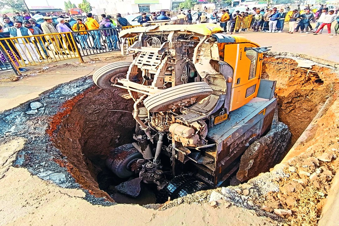 सर्विस लेन की सडक़ धंसने से 20 फीट गहरे गड्ढे में समाया डम्पर.... देखें वीडियो ...