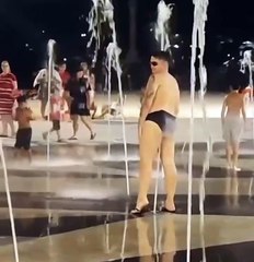 VÍDEO: Homem rebola sem roupa na frente de crianças e prefeito responde: "Babaca"