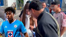 Cruz Azul: Amaury Morales llega caminando a La Noria y firma autógrafos