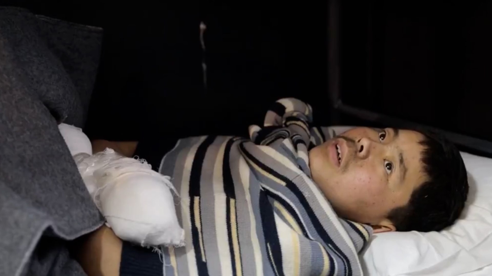 Ucrania ha mostrado su disposici�n a facilitar el retorno a su pa�s de soldados norcoreanos que combaten junto a las tropas rusas en la regi�n de Kursk, siempre que este intercambio permita la liberaci�n de prisioneros de guerra ucranianos. Mientras tanto, Corea del Sur asegura tener informaci�n de que Pionyang ha ordenado a sus efectivos desplegados en Rusia suicidarse en caso de estar en riesgo de captura por el Ej�rcito ucraniano.
"Ucrania est� dispuesta a entregarle sus soldados a (el l�der norcoreano) Kim Jong-un si puede gestionar su intercambio por nuestros combatientes que est�n en cautividad en Rusia", afirm� el presidente Volod�mir Zelenski en sus redes sociales. Zelenski acompa�� su mensaje con un v�deo que muestra el interrogatorio a los dos primeros combatientes norcoreanos capturados por las fuerzas ucranianas.
En el v�deo, uno de los prisioneros expresa su deseo de regresar a Corea del Norte, mientras que el otro manifiesta su preferencia por permanecer en Ucrania. Zelenski dej� abierta la posibilidad de que quienes no quieran volver a su pa�s puedan optar por otras soluciones. "Aquellos que cooperen y difundan la verdad sobre esta guerra en coreano recibir�n un trato preferencial", a�adi� el presidente ucraniano.
Paralelamente, un diputado del partido gobernante en Corea del Sur, bas�ndose en un informe de los servicios de inteligencia, asegur� que Pionyang ha ordenado a sus soldados desplegados en Rusia suicidarse si est�n a punto de ser capturados. Seg�n un comunicado de las Fuerzas de Operaciones Especiales de Ucrania, un soldado norcoreano, tras sobrevivir a un asalto fallido contra las tropas ucranianas, opt� por inmolarse activando una granada.
El kamikaze intent� acabar con los militares ucranianos que iban a capturarlo, pero estos se apartaron a tiempo, evitando sufrir heridas. Otros 17 soldados norcoreanos murieron en el enfrentamiento, seg�n el mismo comunicado.