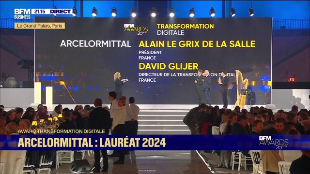 [CONTENU PARTENAIRE] Lauréat du prix de la transformation digitale : Armand Thiberge, président de Brevo, remet le prix à David Glijer, directeur de la transformation digitale France d'ArcelorMittal et Alain Le Grix de la Salle, son président