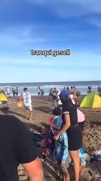 Dos vendedores ambulantes se pelearon en plena playa: cuál fue la sanción de la municipalidad de Villa Gesell