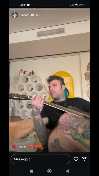 a silvio piace la chitarra