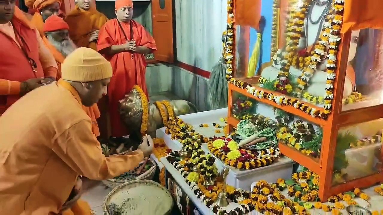 gorakhpur, गोरखपुर: सीएम योगी ने चढ़ाई बाबा गोरखनाथ को खिचड़ी, देश-प्रदेश के लोगों को दी मकर संक्रांति पर्व की बधाई