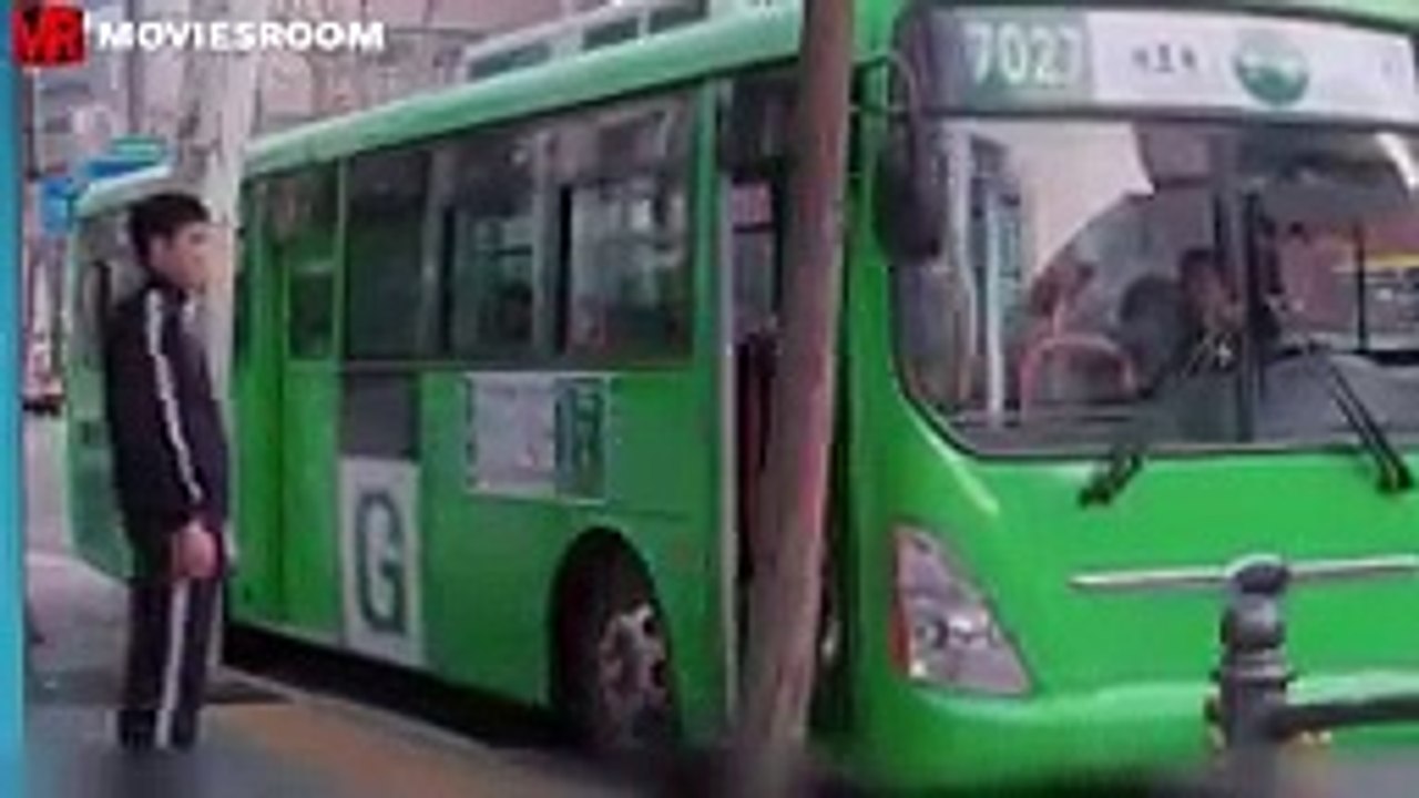 بيروح مدرسه جديده والكل بيتنمر عليه فكروه ضعيف بس بيصدمهم لما بيكسر وشهم وبيدلهم درس عنيف ملخص مسلسل