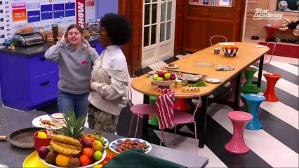 SA12  Quand Marine & Ebony se tapent un fou rire après avoir rencontré le chef cuisinier sur qui elles ont flashé.... 13JANV