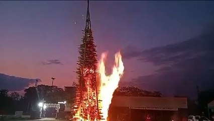 মেজিৰ জুইয়ে সমাজৰ পৰা  কুসংস্কাৰ আঁতৰাই নিয়াৰ সংকল্পৰে   ধেমাজিত কাছাৰী ময়দানত পৰম্পৰাগতভাৱে মেজি জ্বলালে  জিলা আয়ু্ক্তই