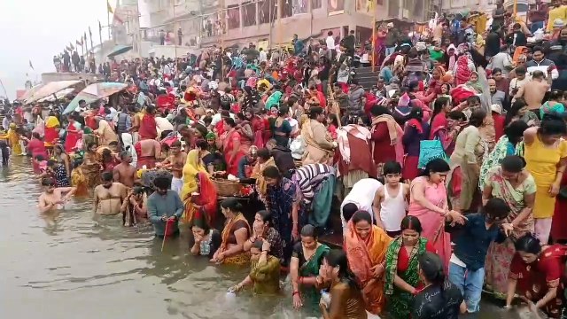 मकर संक्रांति के मौके पर काशी के गंगा घाटों पर उमड़ा आस्था का सैलाब, लाखों के भीड़ के बीच लोग लग रहे पुण्य की डुबकी