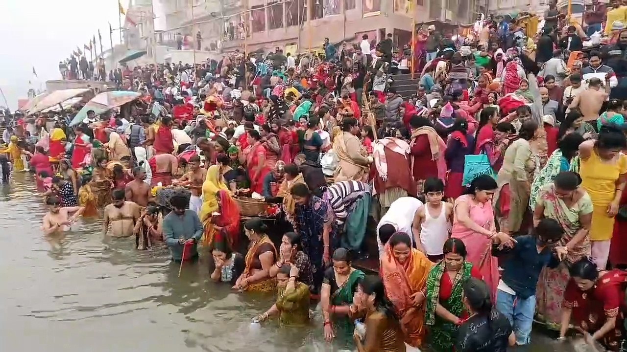 मकर संक्रांति के मौके पर काशी के गंगा घाटों पर उमड़ा आस्था का सैलाब, लाखों के भीड़ के बीच लोग लग रहे पुण्य की डुबकी