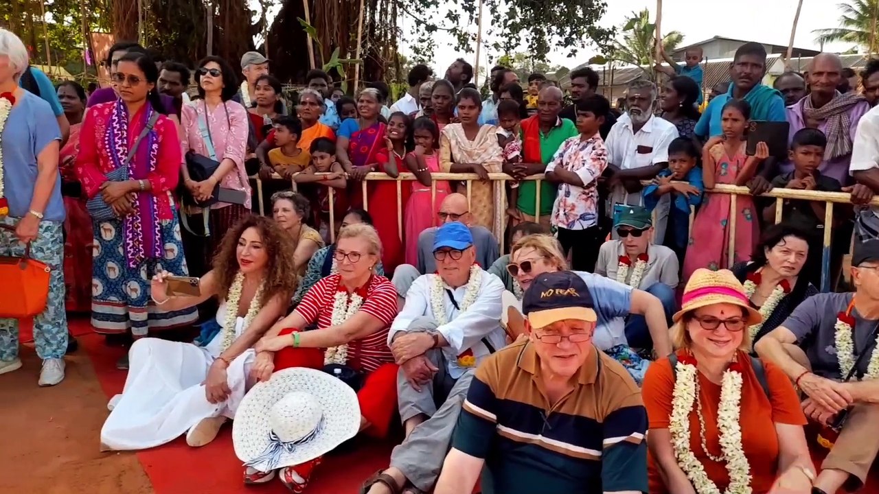 கிராமத்தில் வெளிநாட்டு சுற்றுலா பயணிகள் கொண்டாடிய பொங்கல் விழா - வெளிநாட்டு சுற்றுலா பயணிகள்  மகிழ்ச்சி