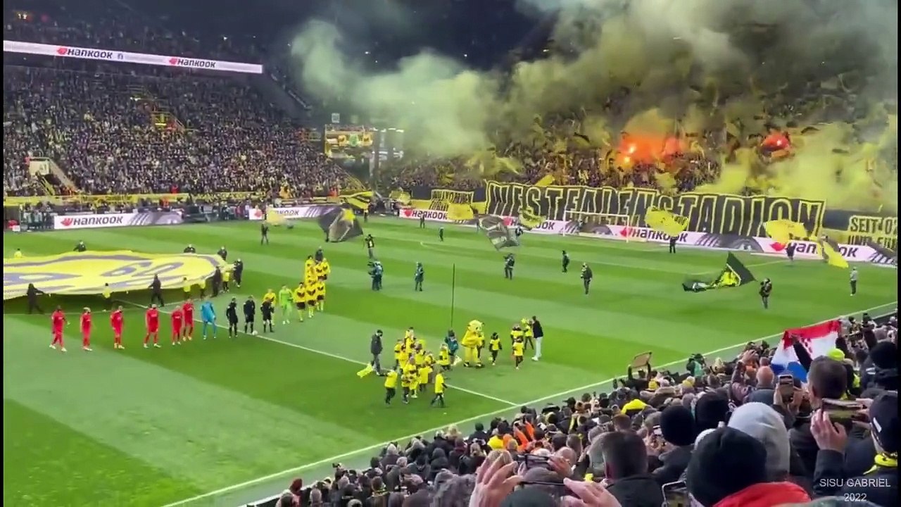 Anthem of Borussia Dortmund. Westfalenstadion-Signal Iduna Park
