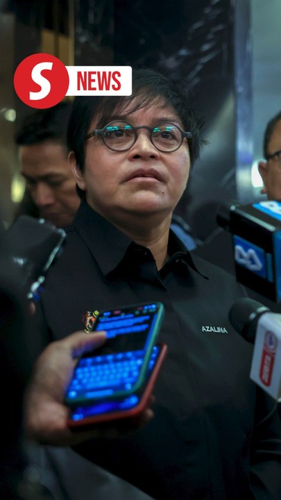 There shouldn’t be a gag order, says Azalina on Najib’s royal addendum