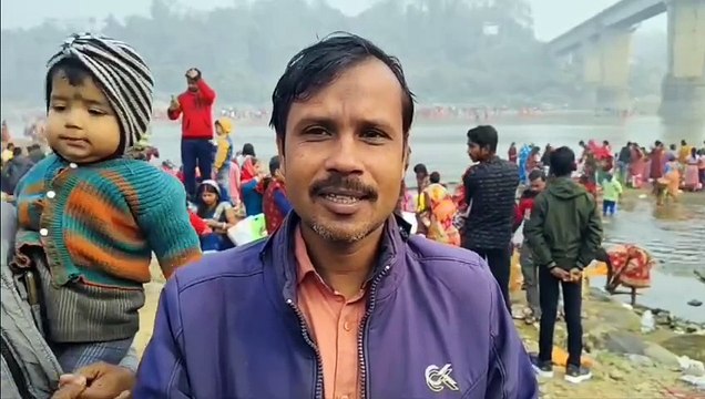 मकर संक्रांति के अवसर पर दामोदर नदी में उमड़ी श्रद्धालुओं की भीड़