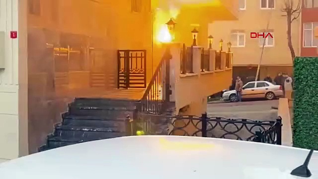 İstanbul- Avcılar'da elektrik panosunda patlama yaşandı; binadakiler panikle dışarı kaçtı
