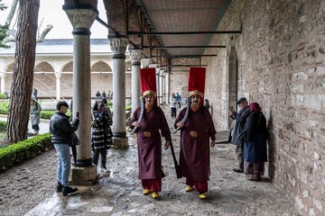 Topkapı Sarayı’nda yeniden: Jandarmalar "silahtar" kıyafetiyle nöbet tutuyor!