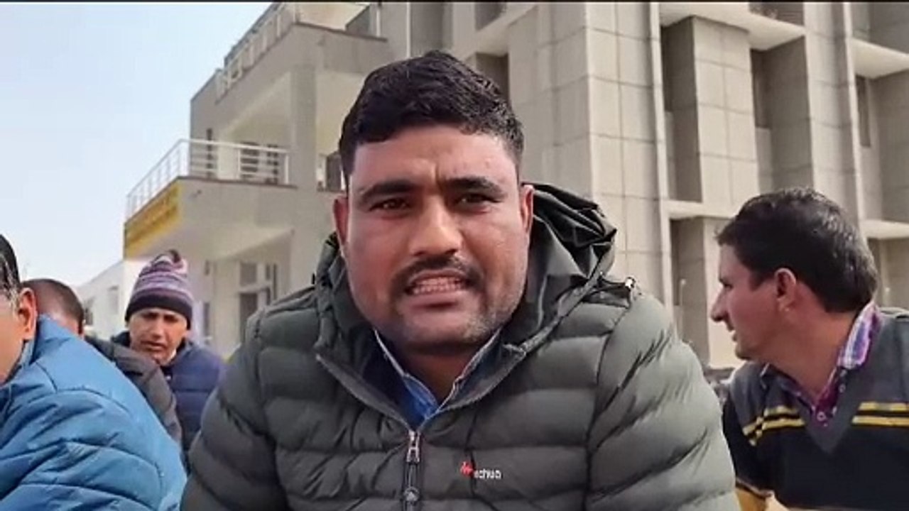 9 सूत्री मांगों को लेकर पटवारी बैठे हड़ताल पर      उपखंड कार्यालय के बाहर बैठे हड़ताल पर