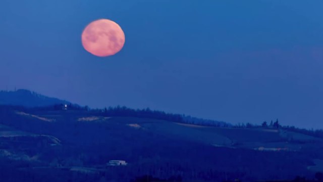 La Luna piena del Lupo scende verso il Cervino, lo scatto di Valerio Minato (da 205 chilometri di distanza)
