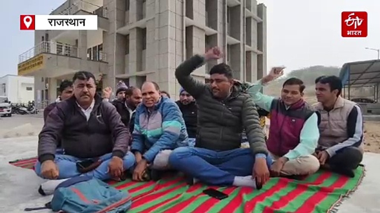9 सूत्री मांगों को लेकर पटवारी बैठे हड़ताल पर, उपखंड कार्यालय के बाहर बैठे धरने पर