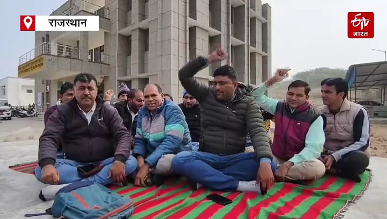 9 सूत्री मांगों को लेकर पटवारी बैठे हड़ताल पर, उपखंड कार्यालय के बाहर बैठे धरने पर