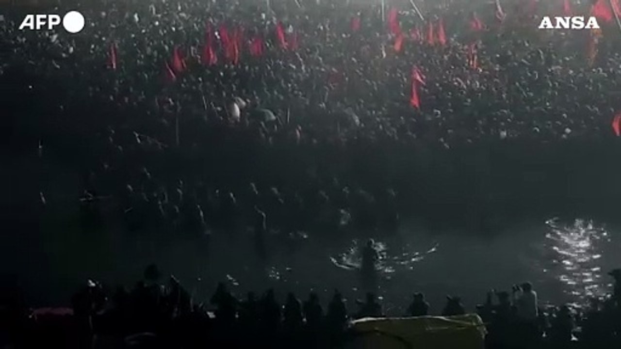 India, 10 milioni di persone al primo bagno in occasione del Maha Kumbh Mela