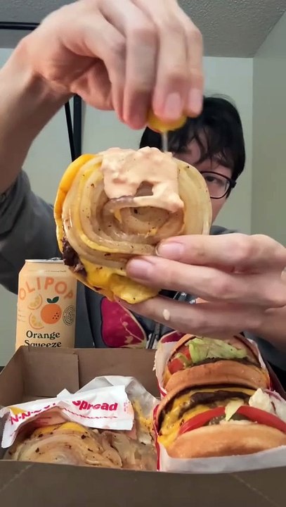 Follow for more ASMR videos🌮🍟 Credits: @samw_k3 #mukbang #asmr #fastfood #asmreating