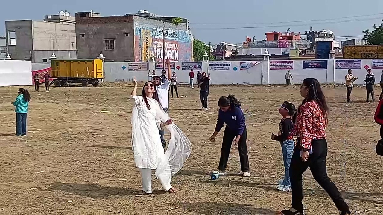 झालावाड़: काइट फेस्टिवल का आयोजन,12 फीट की विशाल पंतग रही लोगो का आकर्षण