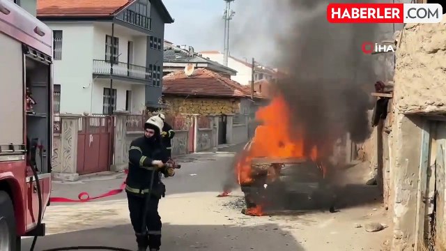 Aksaray'da Park Halindeki Tofaş Aracı Alev Alev Yandı