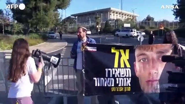 Israele, manifestanti davanti al Parlamento sollecitano un accordo sugli ostaggi