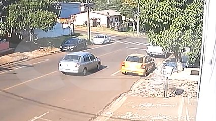 Câmera flagra acidente envolvendo viatura da Polícia Militar