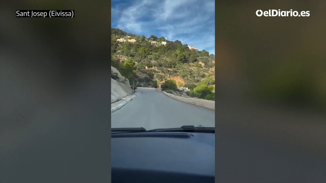 Un grupo de senderistas de Ibiza se enfrenta al vigilante de seguridad de una urbanización que les impedía pasar a una playa pública