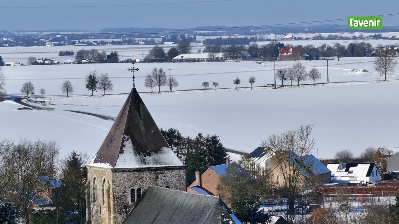 L'église au milieu du village : Fexhe-le-Haut-Clocher