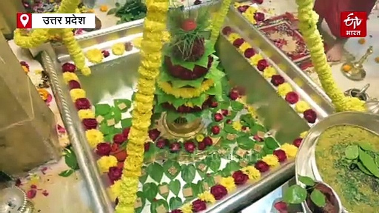 मकर संक्रांति पर बाबा विश्वनाथ को लगा खिचड़ी का भोग, कुंभ से आए श्रद्धालुओं को बांटा गया खिचड़ी प्रसाद
