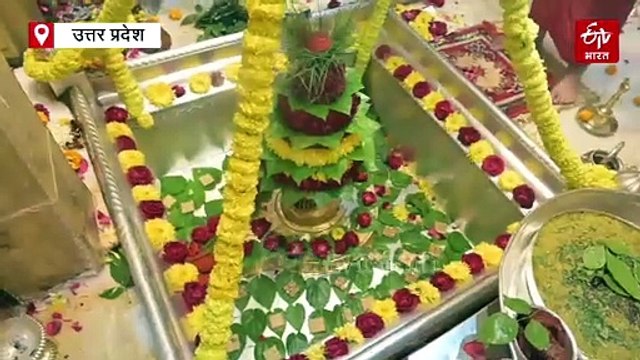 मकर संक्रांति पर बाबा विश्वनाथ को लगा खिचड़ी का भोग, कुंभ से आए श्रद्धालुओं को बांटा गया खिचड़ी प्रसाद