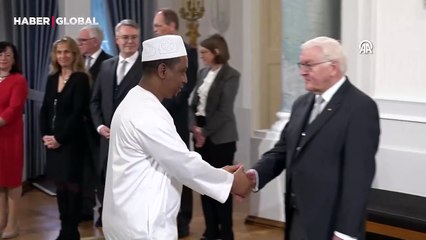 Gine Büyükelçisi Barry'nin, Almanya Cumhurbaşkanı ile görüşmesi esnasında çalan telefonu herkesi güldürdü