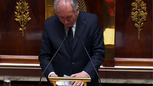 François Bayrou se perd dans ses notes pendant sa déclaration de politique générale