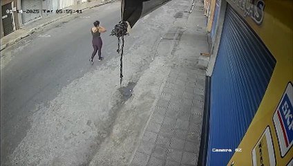 Mulher é esfaqueada durante tentativa de assalto