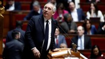 « Je suis un néophyte » : François Bayrou perd ses feuilles en plein discours