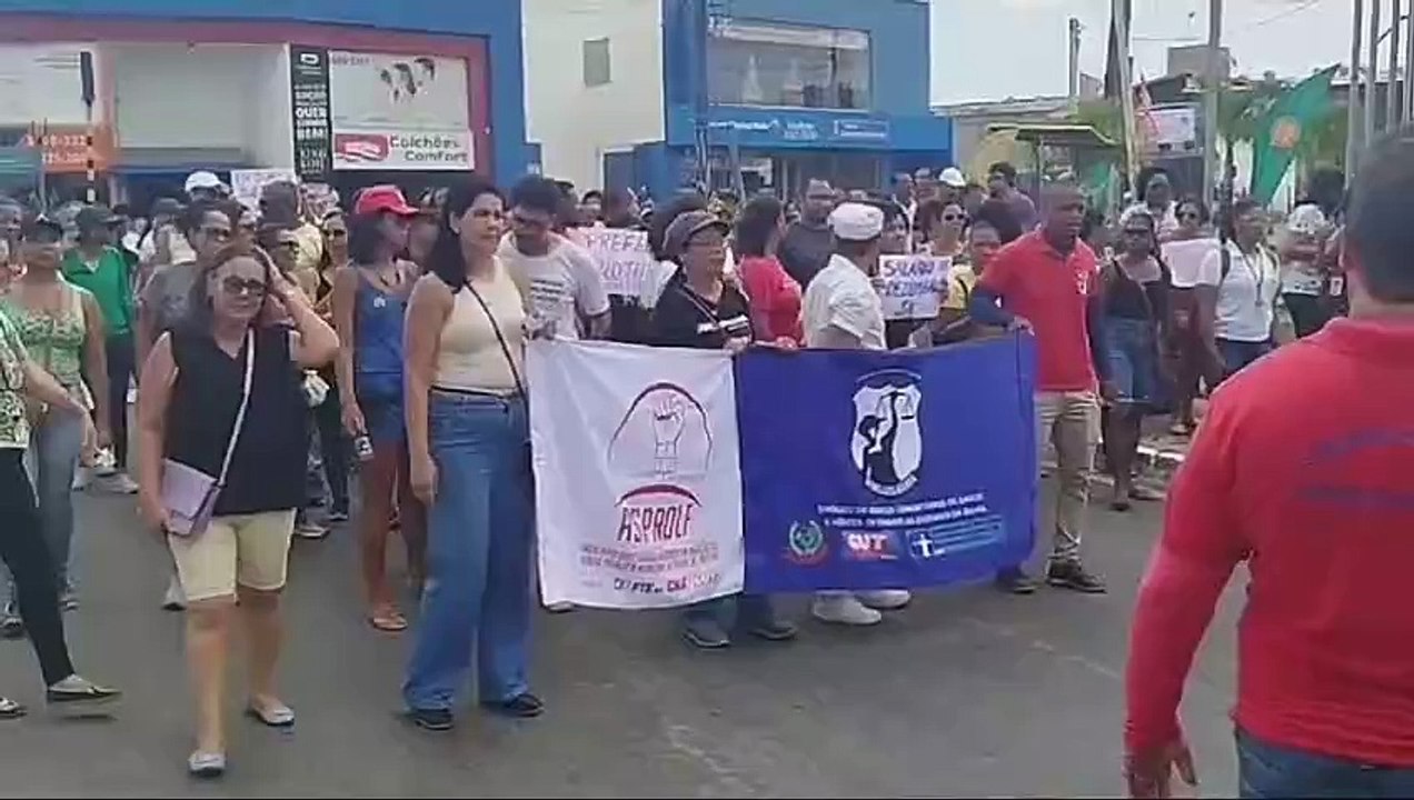 Manifestantes cobram prefeita de Lauro de Freitas e fecham trânsito