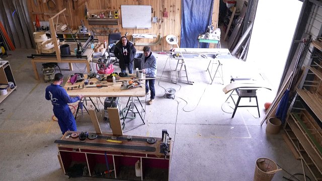 Près de Pau, les derniers skis artisanaux en bois des Pyrénées